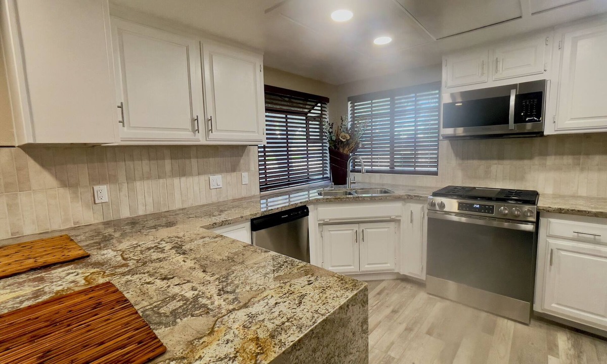 Lancaster House | Gated 4 BR 5 min to The BLVD and Convenient Access to Dinning A/C Parking