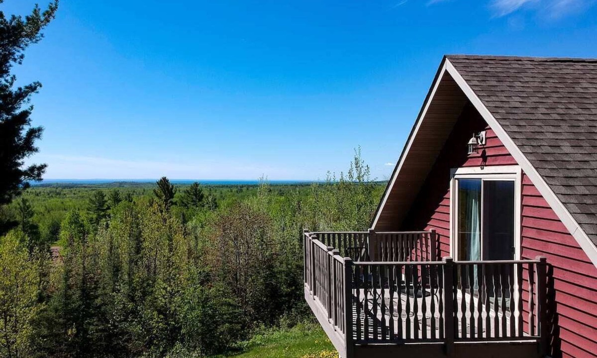 Two Harbors Cottage | Gokotta Cottage: Cozy forest retreat with Lake Superior views