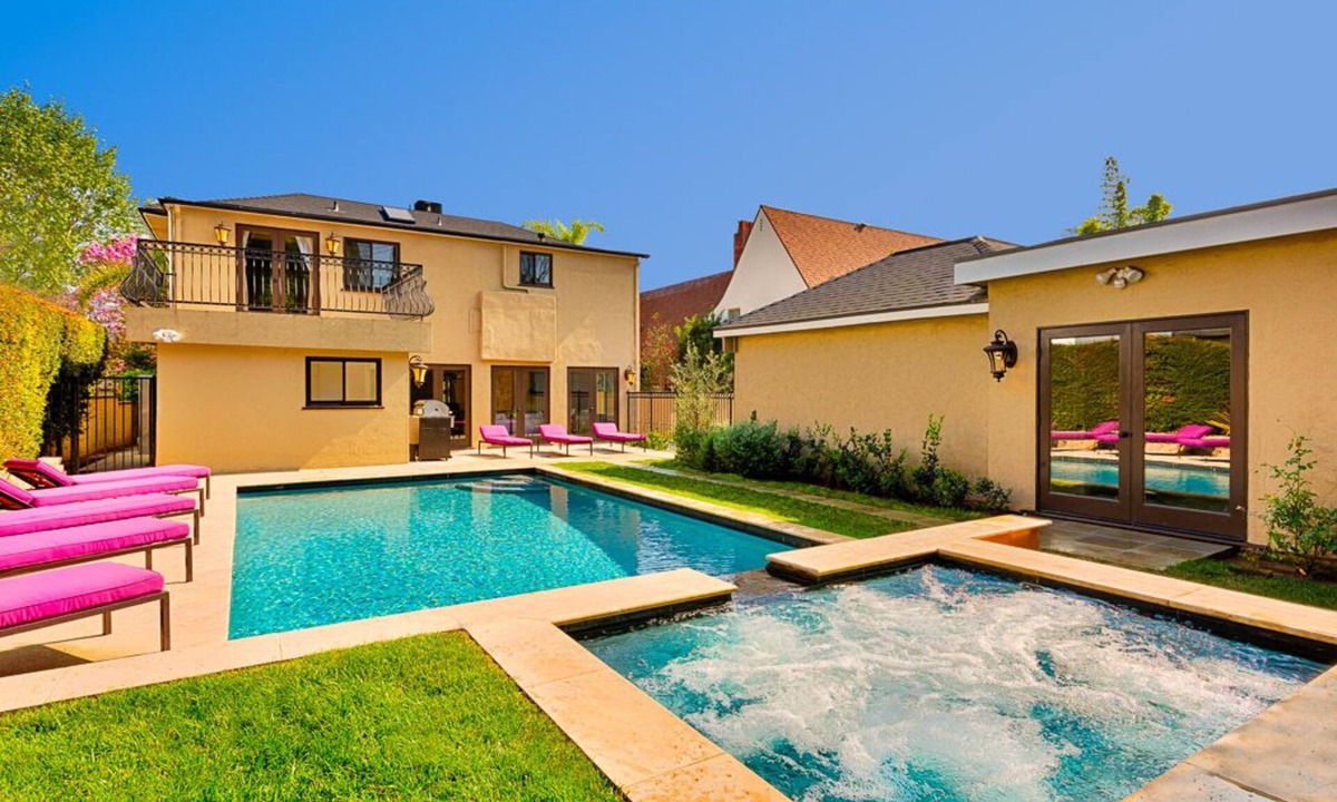 Los Feliz House | Gorgeous Pool Home in Hollywood. Enjoy your Hollywood getaway