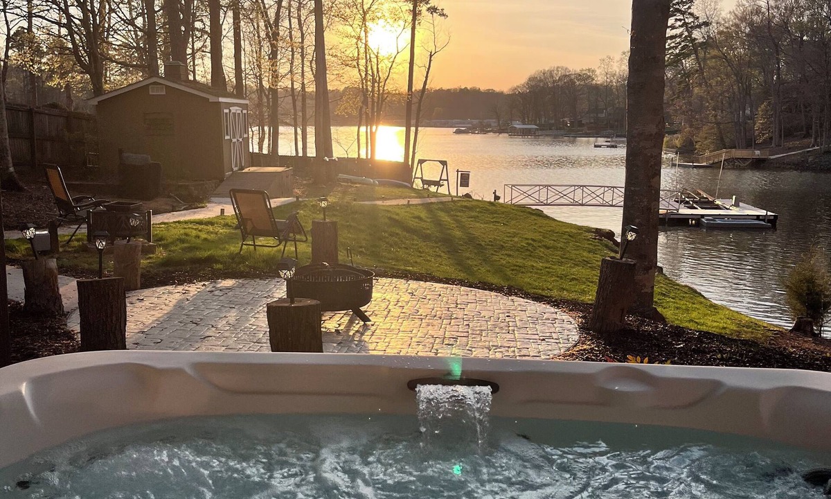 Southmont House | "High Rock Haven- Fire Pit, Welcome Gifts, Games room, Hot Tub, 2 lounges, lake