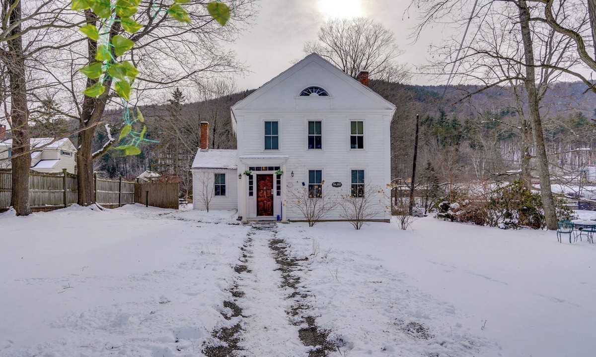 South Lee Apartment | Hike, Fish & Ski: Riverside Barn Loft in Lee