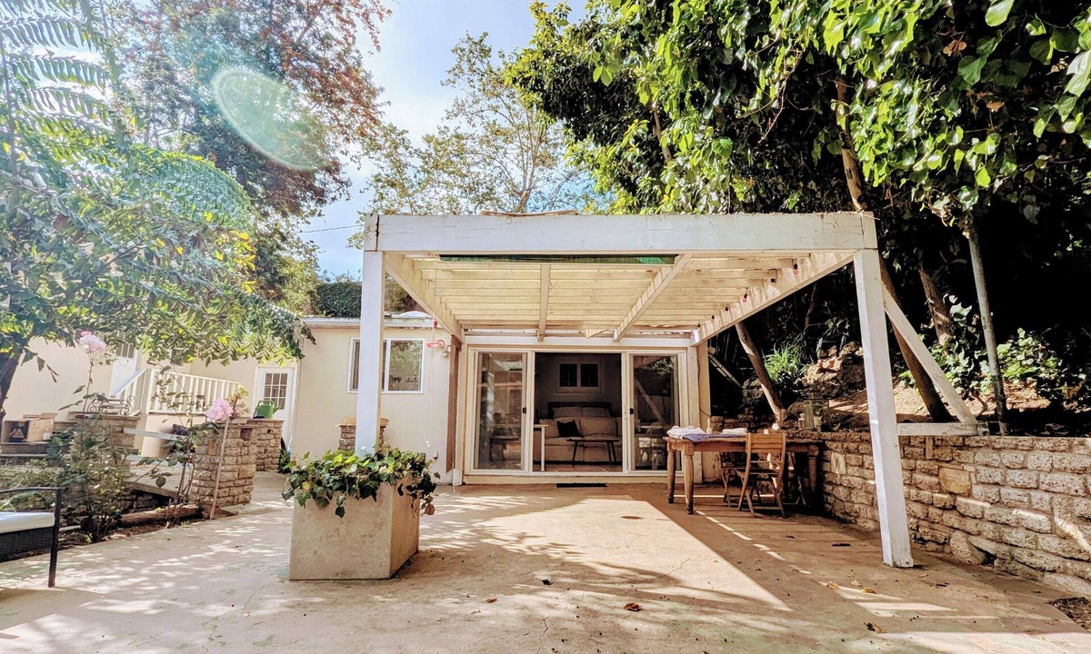 Beverly Glen Apartment | Hillside Bungalow near UCLA, Bel Air with Patio, Garden & Parking