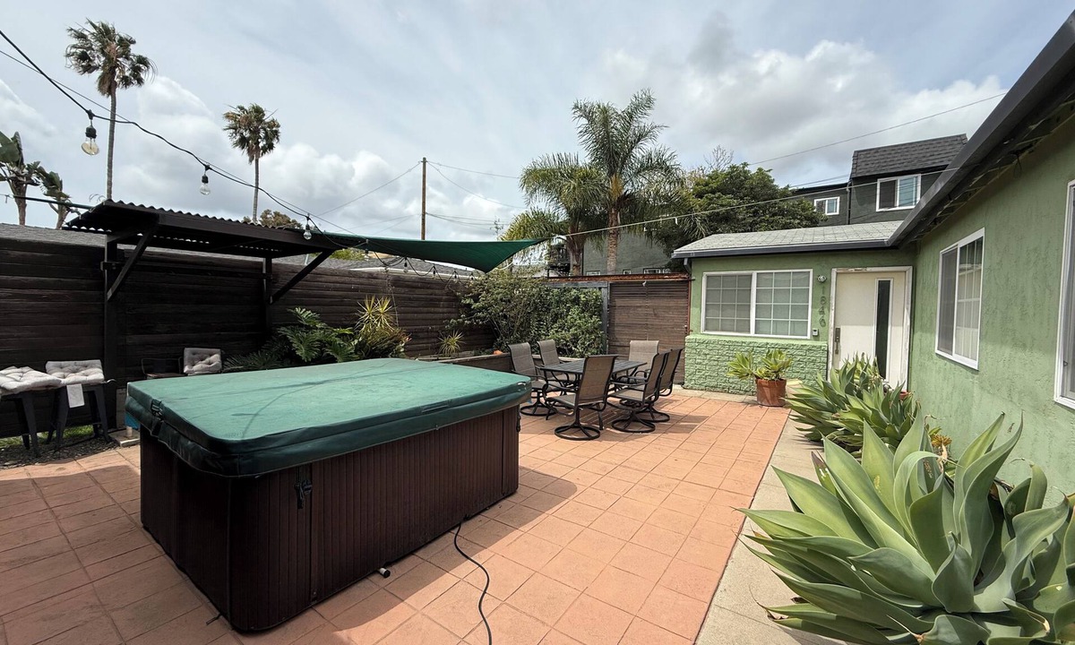 South Park House | Hot Tub. A/C. Laundry. 2 Parking Spots. Orchard.