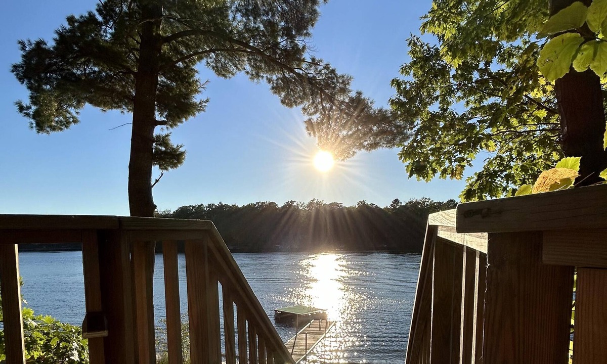 Mayfield Cottage | Hot Tub Escape - Peaceful Lake Cabin-Kayaks, Canoe, Pedalboat - Pet friendly