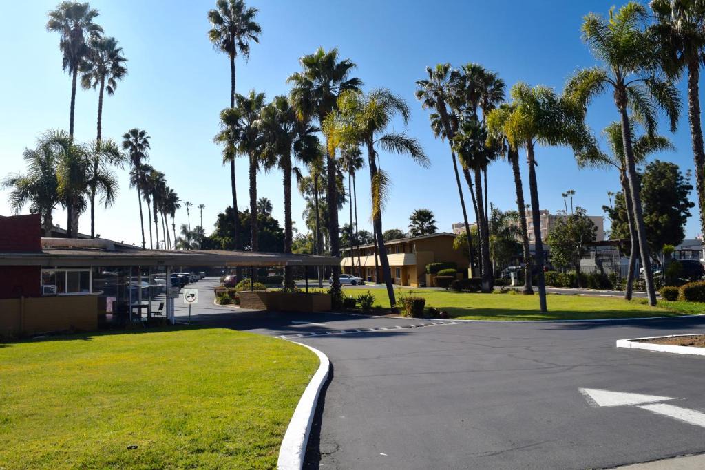 Lincoln Acres Hotel | Hotel Palmeras Chula Vista