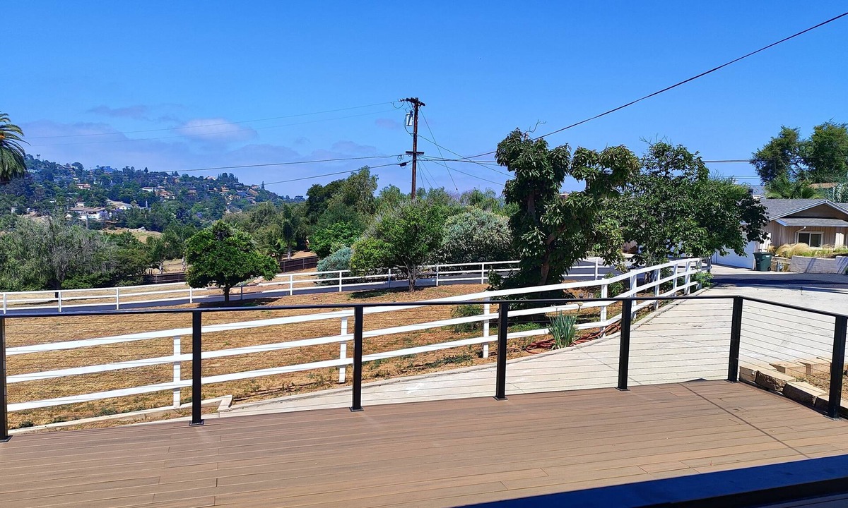 El Cajon House | House on big lot with deck, front yard, medium term