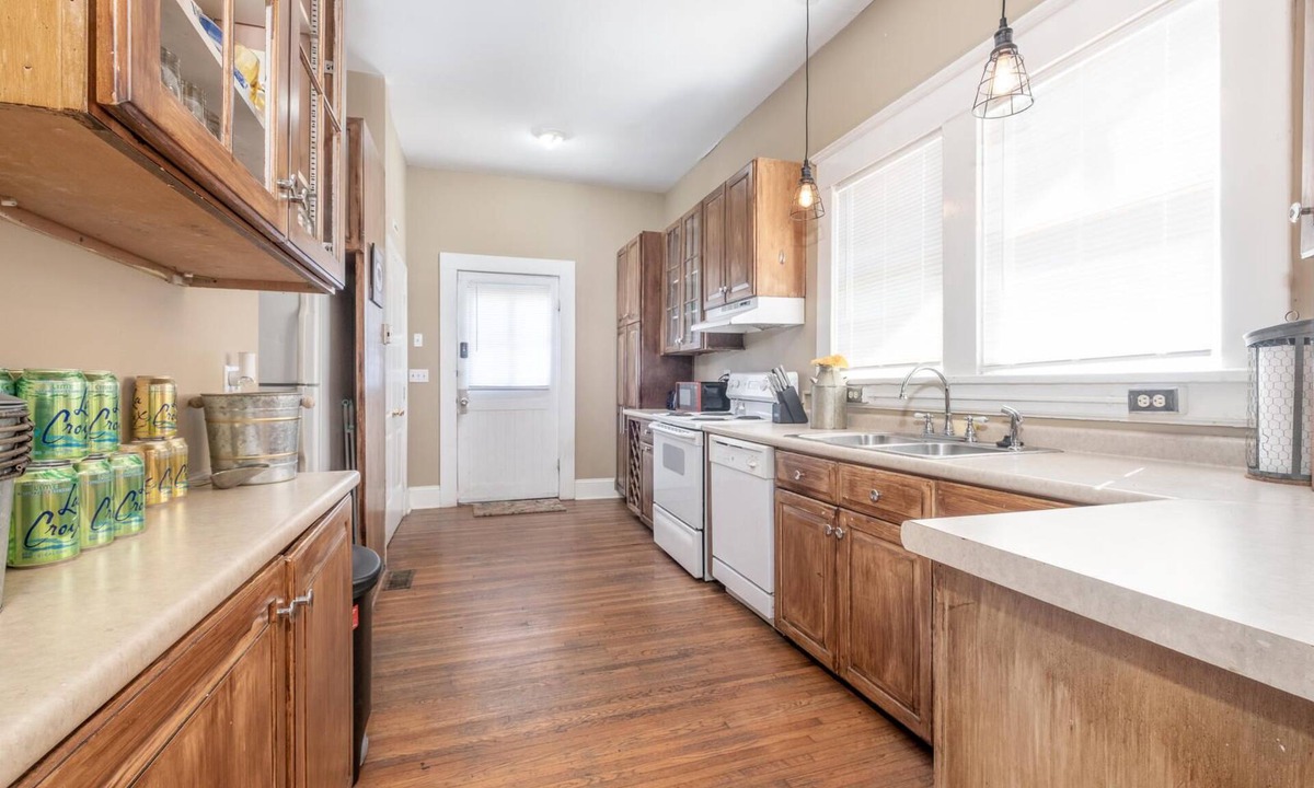 Third Ward House | Huge House in Uptown w/Billiards Room and Hot Tub