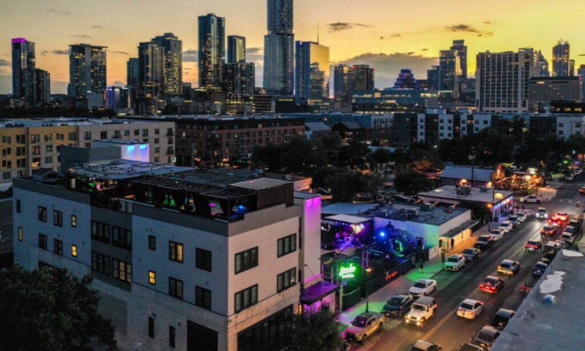 East Cesar Chavez House | Inn Cahoots on 6th: 10BR/26Bed - Pool,Roofdeck, Garden Bars, Walk To Everything!