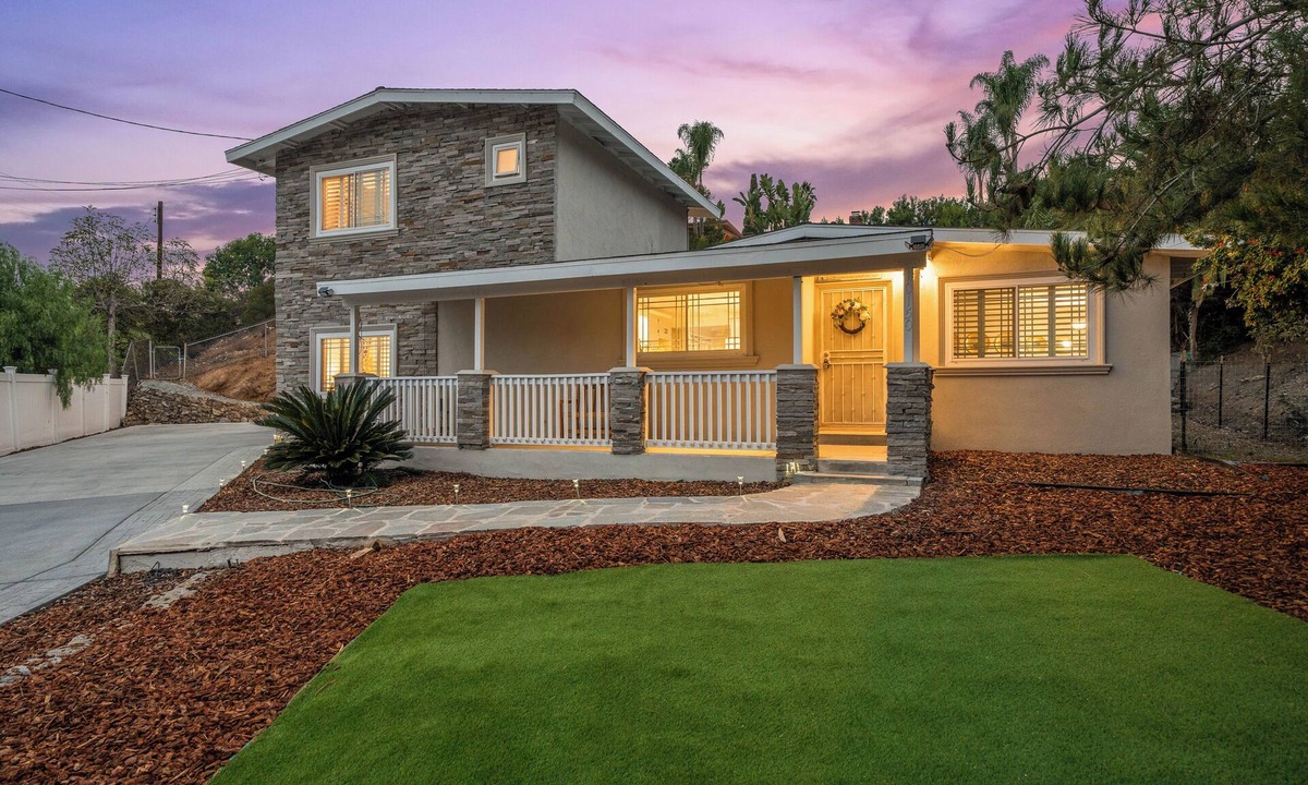 Casa de Oro-Mount Helix House | King Bed, 6 Parking, 6 Beds, Big Yard