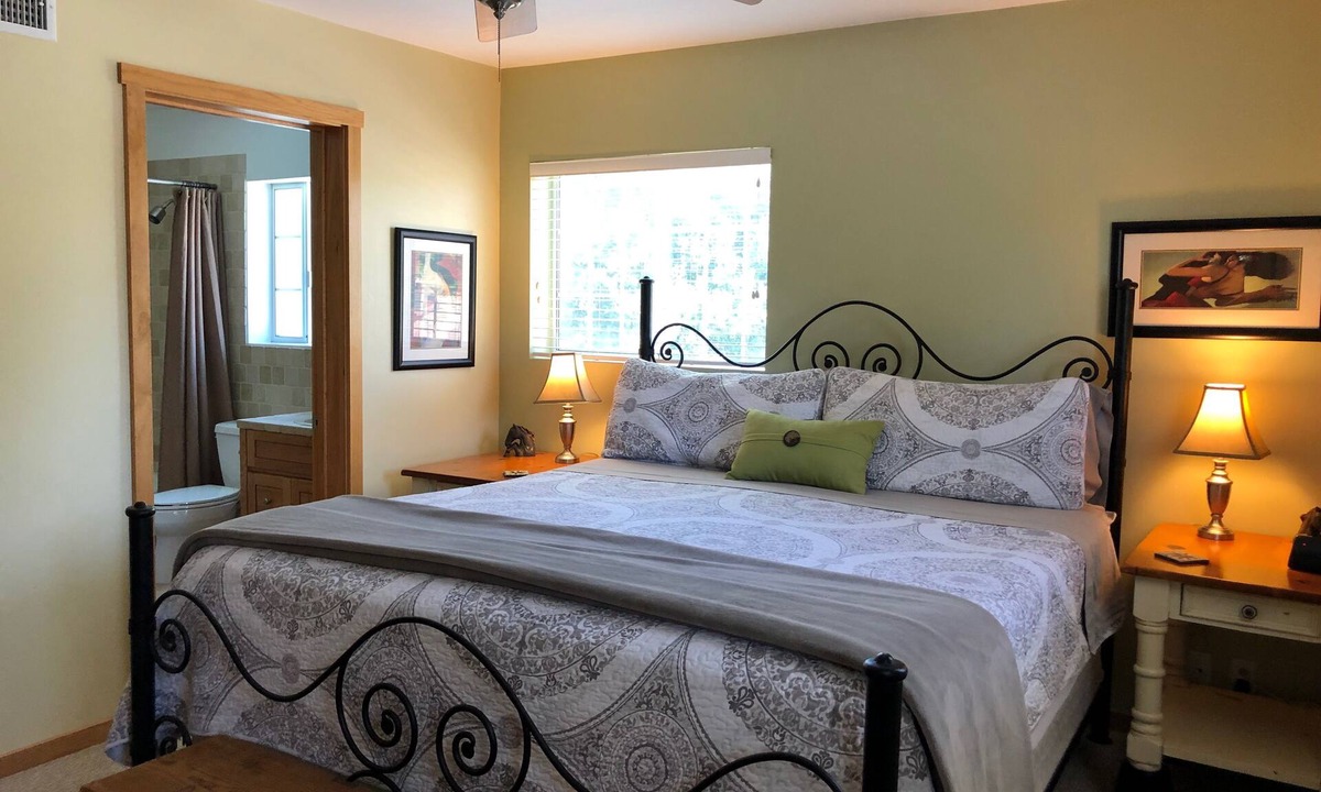 Newhall House | King Bed, Cozy Guesthouse w firepit and heated Jacuzzi- Santa Clarita