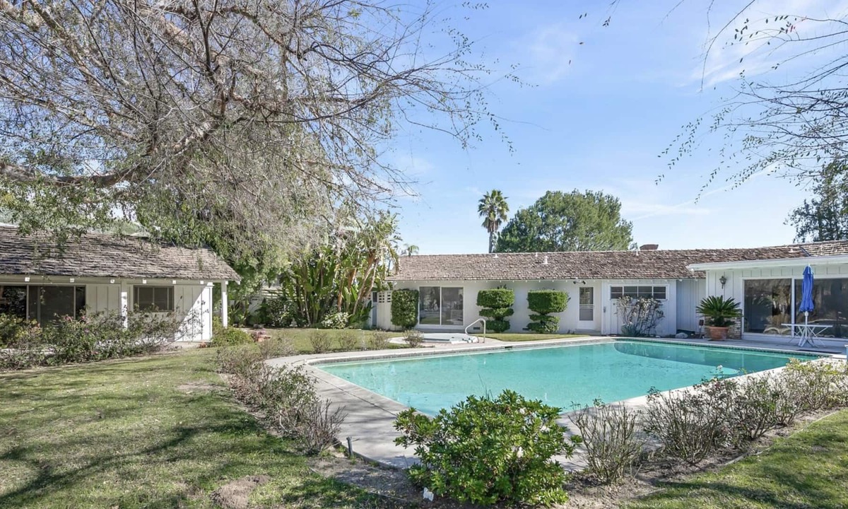 Tarzana House | King size Suit & pet friendly House w/Pool, Game Room, Cabana