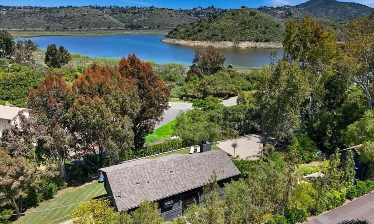 Del Dios House | Lake Hodges View | Large Deck, Minutes to Legoland