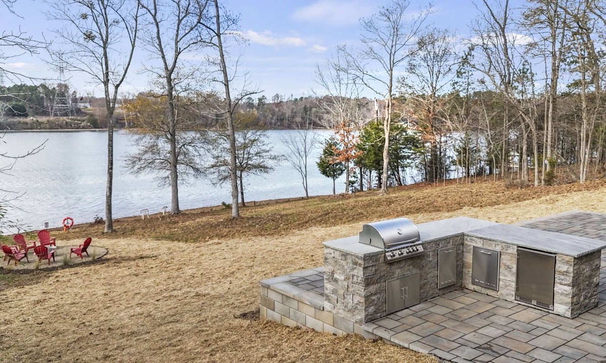 Dixie - Berryhill House | Lake Wylie Lakefront | Hot Tub+Firepit | CLT, 20m to CLT