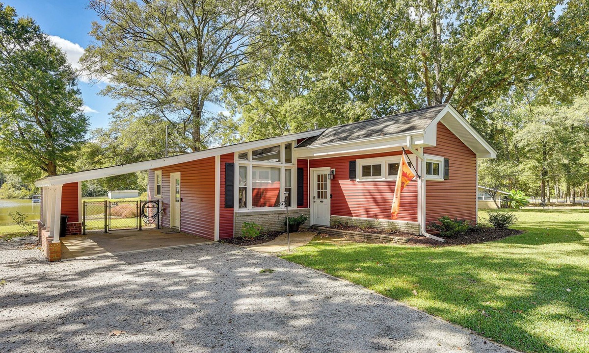 Lancaster House | Lakeside Bungalow at Cedar Pines Lake