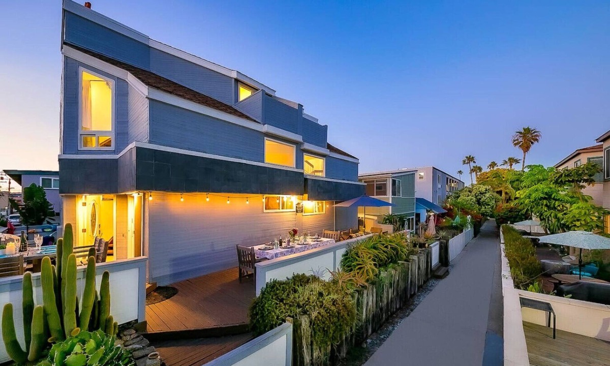 Mission Beach House | Location Location! Steps to beach, parking