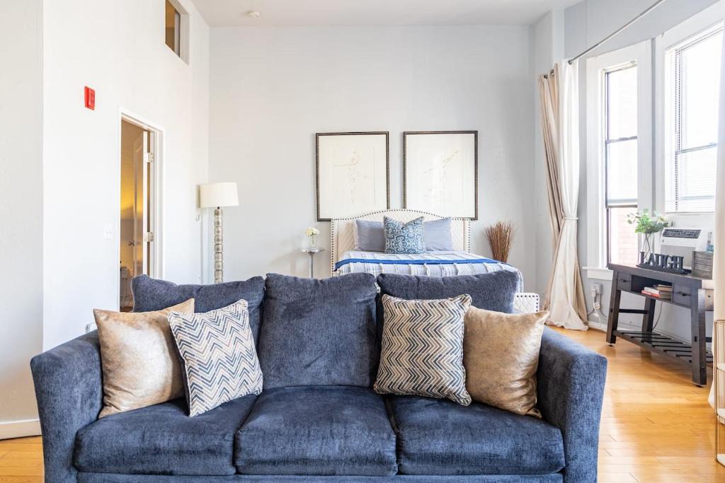 Gaslamp Quarter Hotel | Loft Suite Walk to Conv Center Free Parking