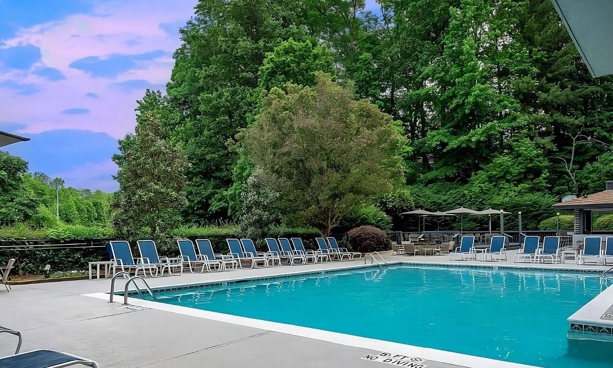 Executive Park Hotel | Look No Further! Stay Close to Mallard Creek Greenway! Parking, Pets Allowed