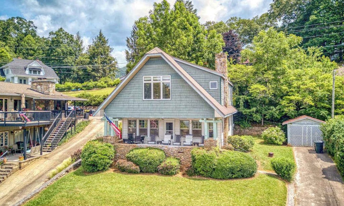 Lake Junaluska House | Lovely lakefront home with fireplace, pool, tennis, fast WiFi, & washer/dryer