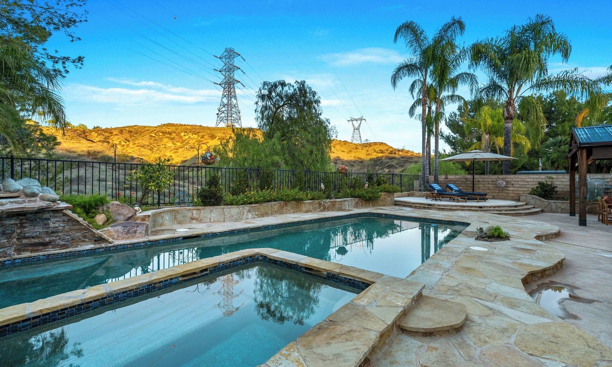 Santa Clarita House | Luxurious Home with Beautiful Views and Pool