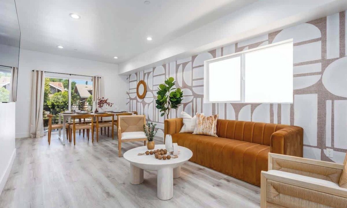 Westlake House | Luxury Modern 3BR Retreat | Sleeps 8!