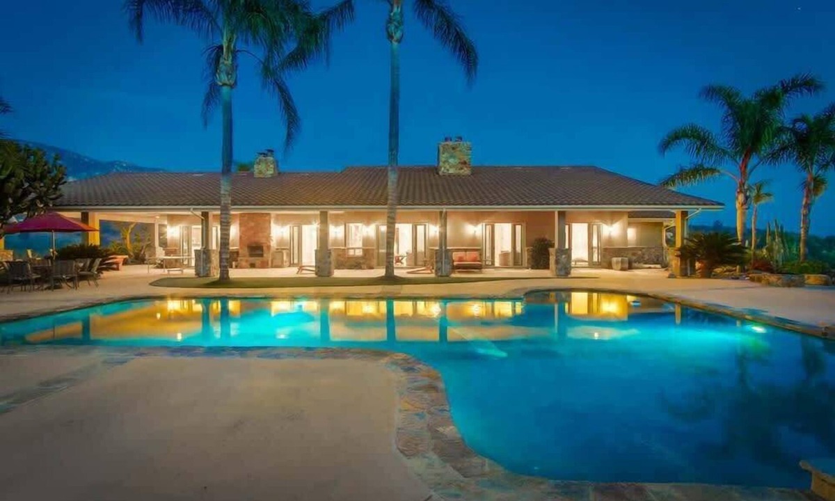 Lakeside House | Luxury Private Estate | Pool & Pickleball Court
