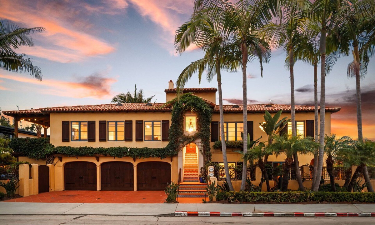Beach Barber Tract House | Majestic Corner Coastal Haven