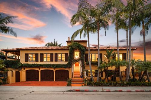 Beach Barber Tract House | Majestic Corner Coastal Haven