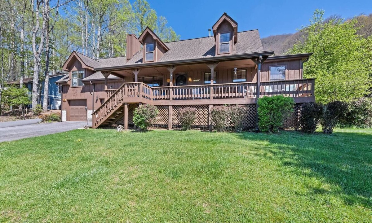 Maggie Valley House | Majestic Grace-Spacious Style, Amazing Location!