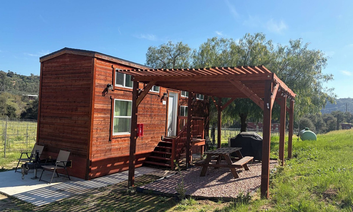 Fallbrook Cabin | Malbec Cabin @ Vinyard Winery, 3 Adults, 1 Kid, WiFi, AC, Fallbrook