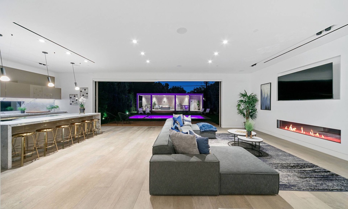 Melrose House | Marvelous 4 Story Villa with Movie Theater, Pool, Sauna & Rooftop