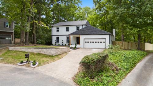 Charlotte House | Modern 4 Bed in Quail Hollow