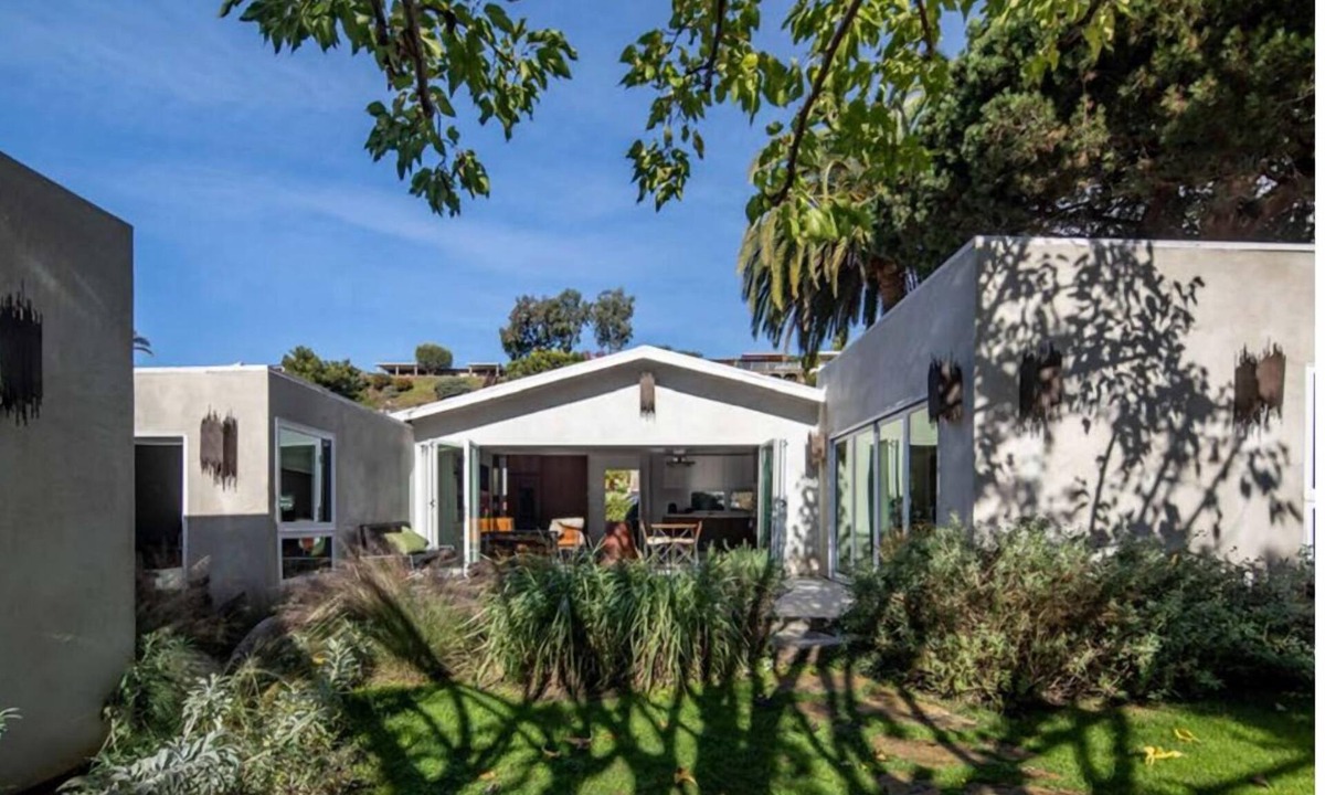 La Jolla Mesa House | Modern California beach house, indoor-outdoor living, walk to the beach
