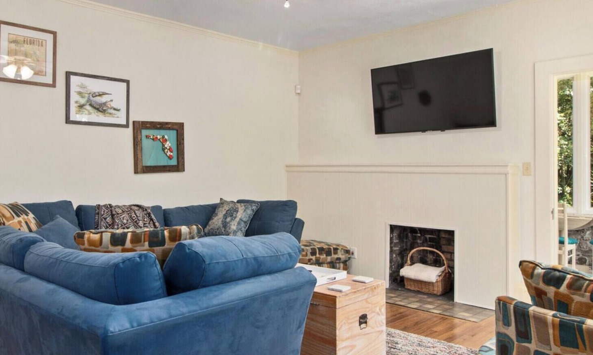 Gainesville House | Modern Comforts in a Vintage Home near U. F.