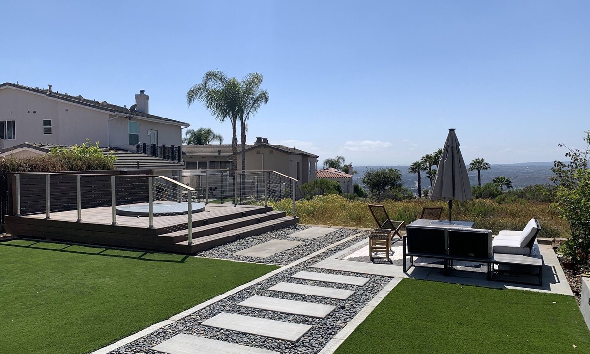 Del Cerro House | Modern Hilltop Retreat: Spacious, Beautiful Views, Indoor + Outdoor Entertaining
