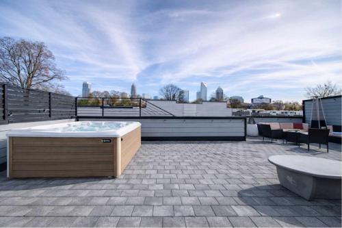 Third Ward House | Modern Rooftop Townhome w Hot Tub & Skyline Views