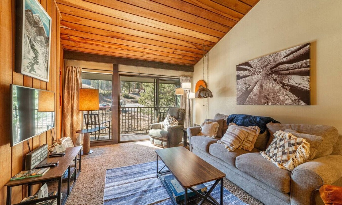 Mammoth Lakes Villa | Mountain View Canyon Lodge Vintage Ski Condo 2/2