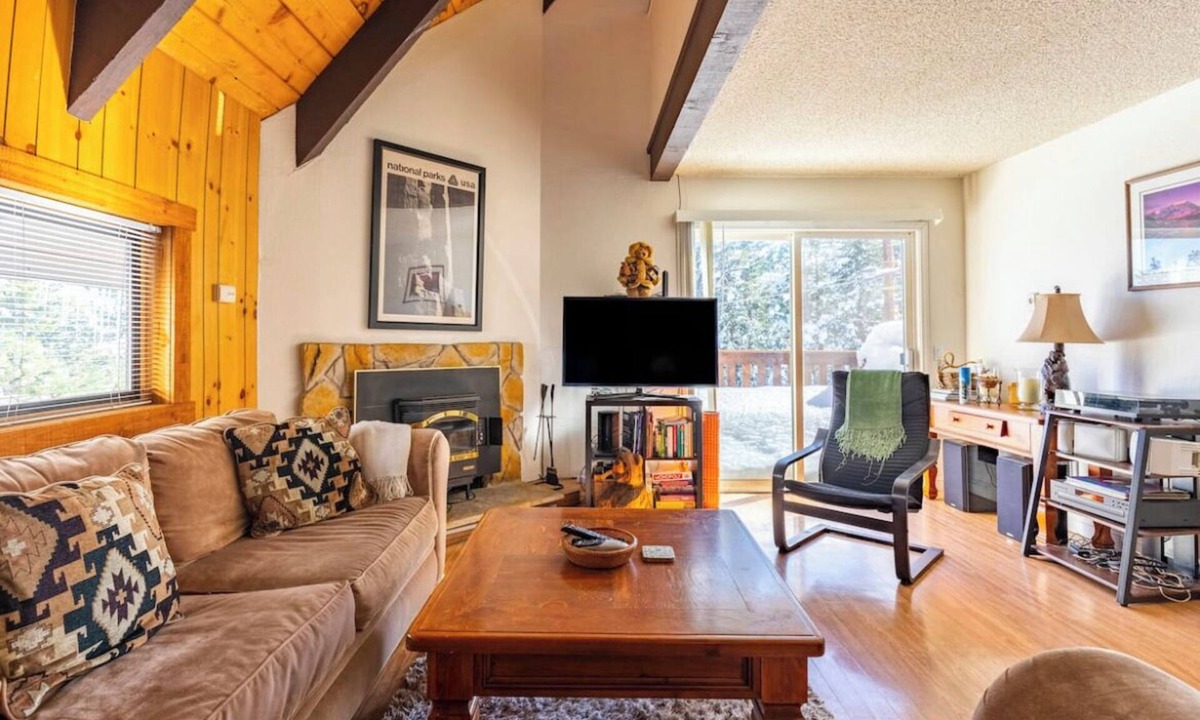 Mammoth Lakes House | MVV 39-Retro Ski Cabin Retreat! 2 Bedrooms+Loft/2 Bathroom close to village