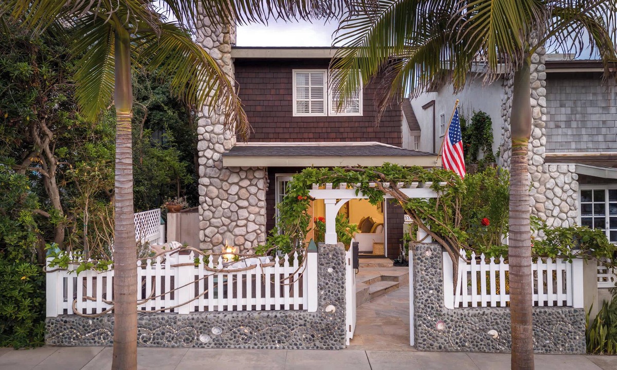 Beach Barber Tract House | Nantucket-Style Beach Home, Ocean Views and Rooftop Deck