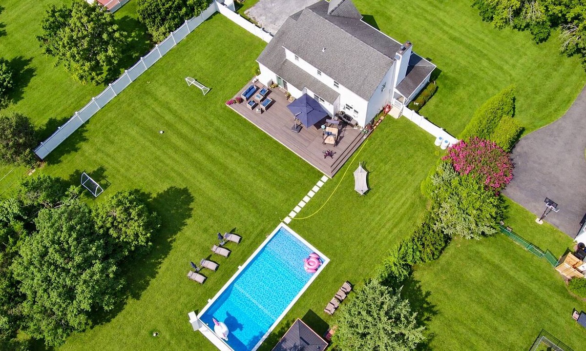 Mattituck House | North Fork Fall Escape - 83° Heated Pool Wineries Apple Picking Greenport