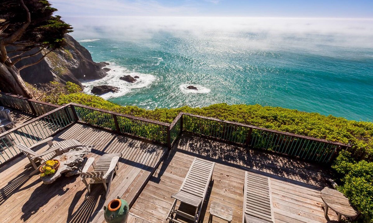 Philo House | Oceanfront Vacation Home - Spectacular Views; Hot Tub; Wi-Fi.