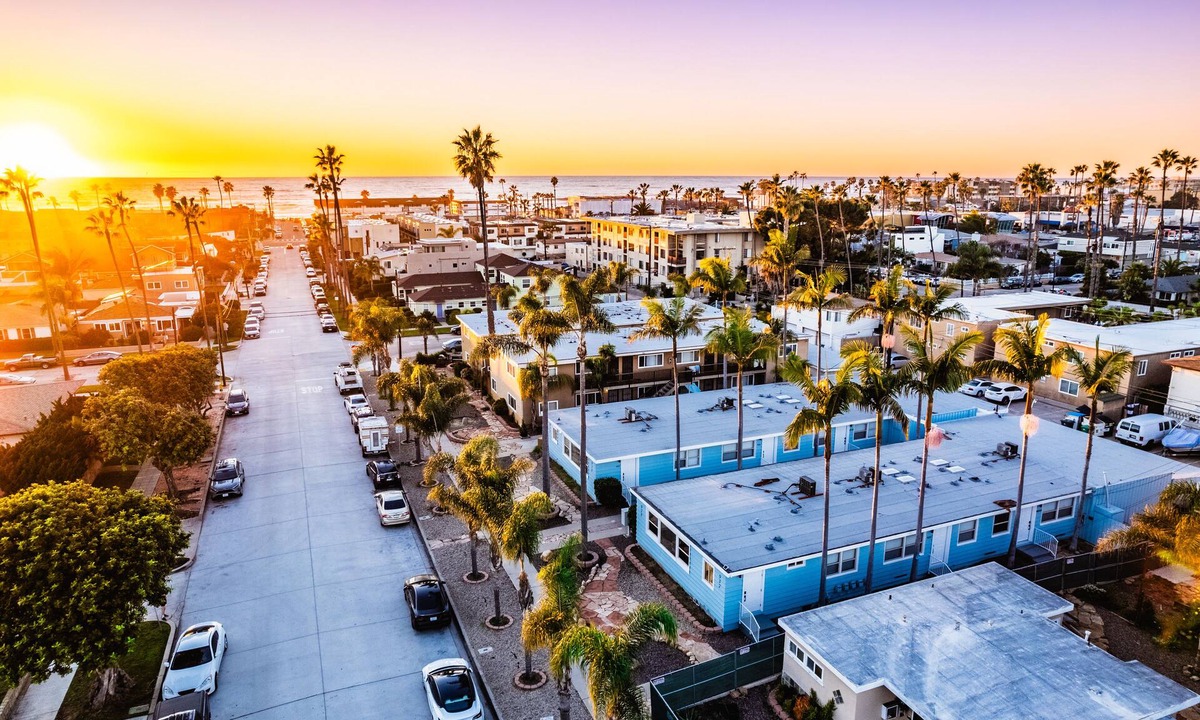 Crown Point Apartment | PB Coastal Gem - 2Bedroom - Air Conditioning - Steps2Beach - Parking
