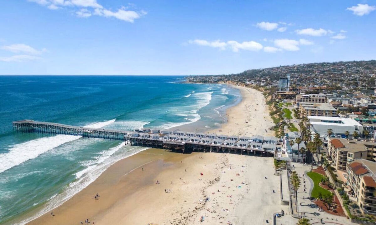 Crown Point Apartment | PB Penthouse, King Bed, 2 Blocks to Beach, Parking