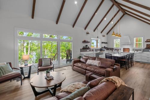 Southmont House | Peaceful Lakehouse - Relax & Recharge - Pet Friendly