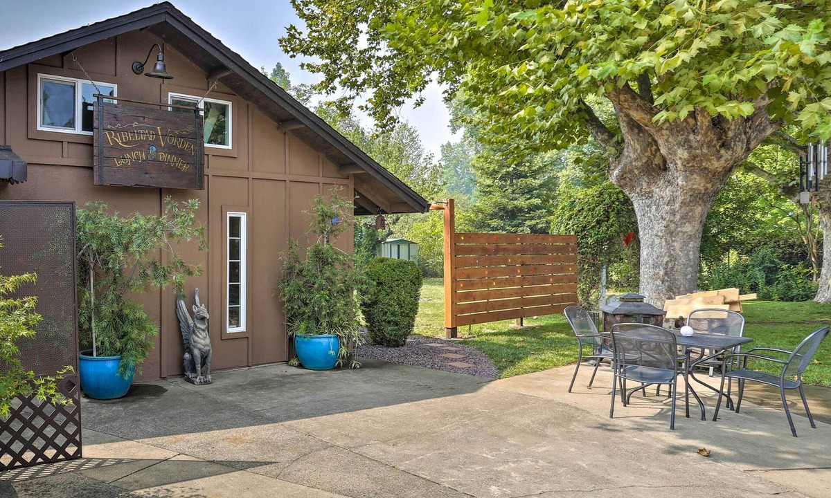 Cascade House | Private Modern Entertainment Getaway