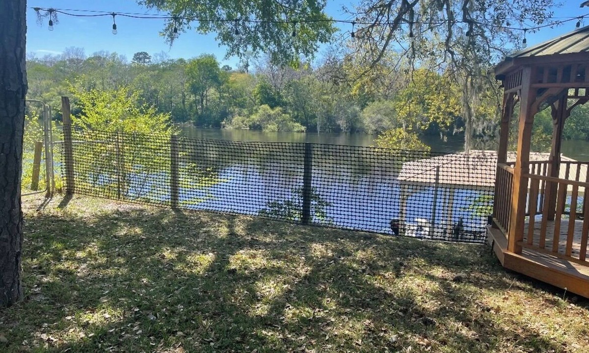 Bell House | Private River Paradise- Cozy 3-bedroom house in welcoming Bell, Fl- with WiFi
