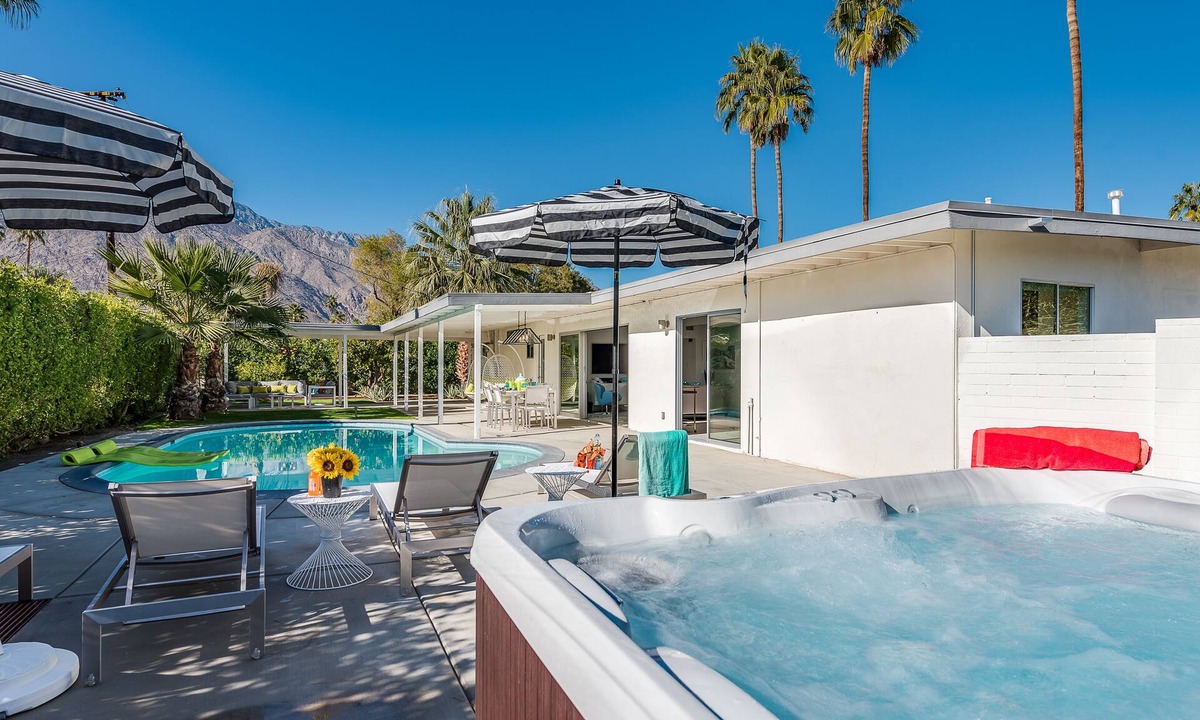 Palm Springs House | PS 6Palms: Mid-Century Gemstone Makes Palm Springs The Life!