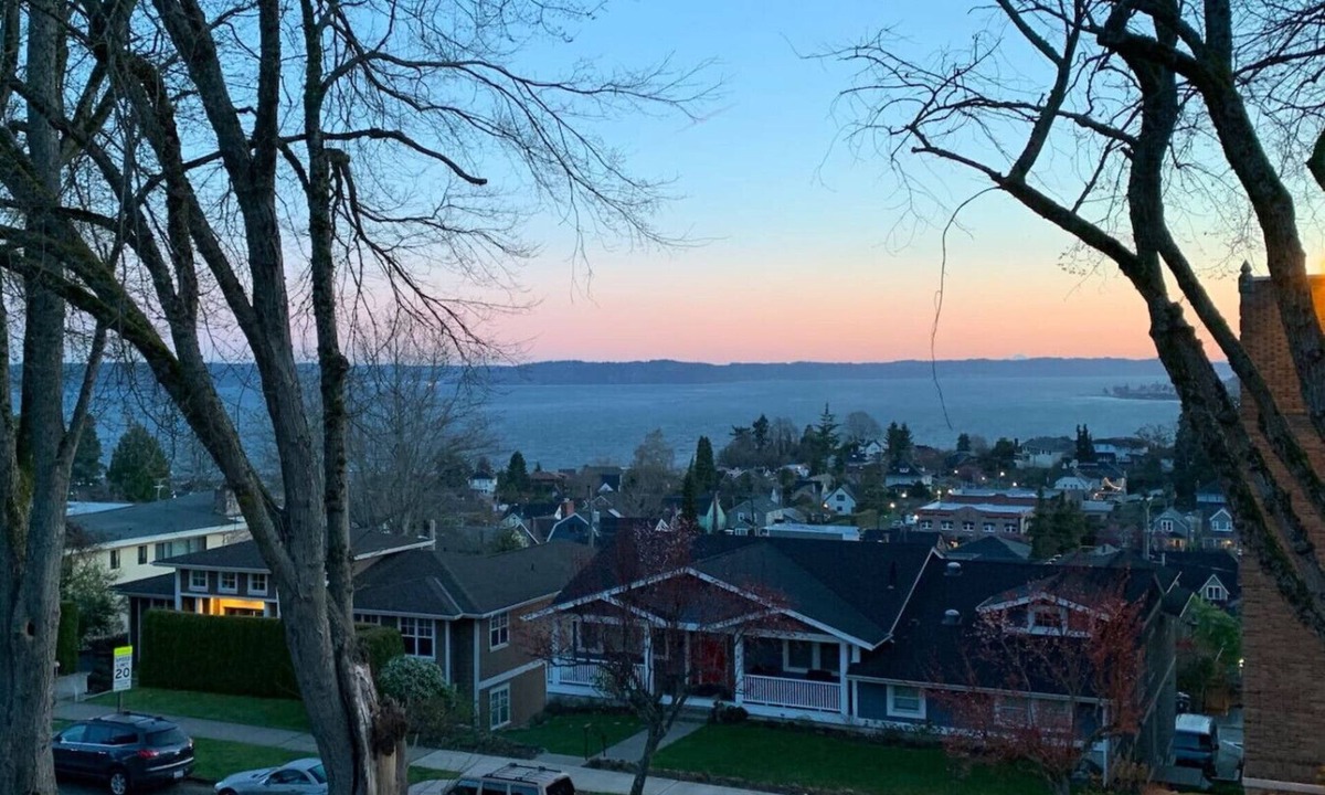 North End Condo | Puget Sound View 2 Baths Best Area WD Jacuzzi Bath