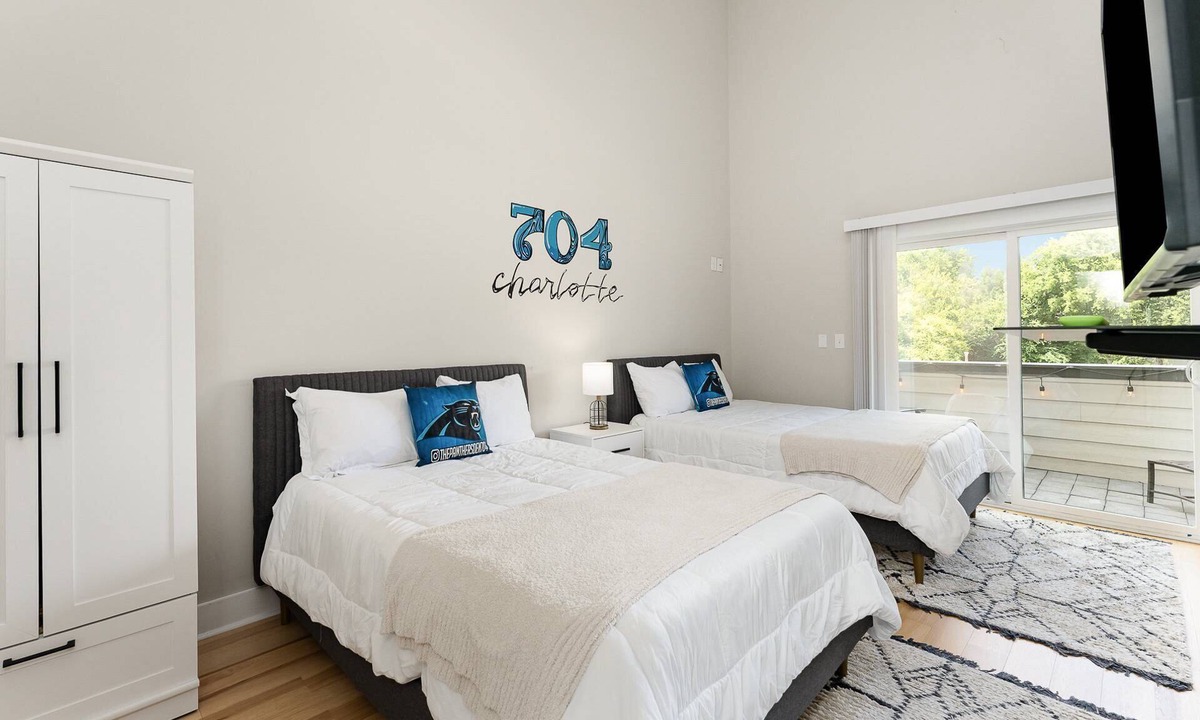 Third Ward House | Queen City's Den Uptown | Luxe Home w/Panther's Murals, & 5-Star Location | Walk to BOA | Sleeps 12