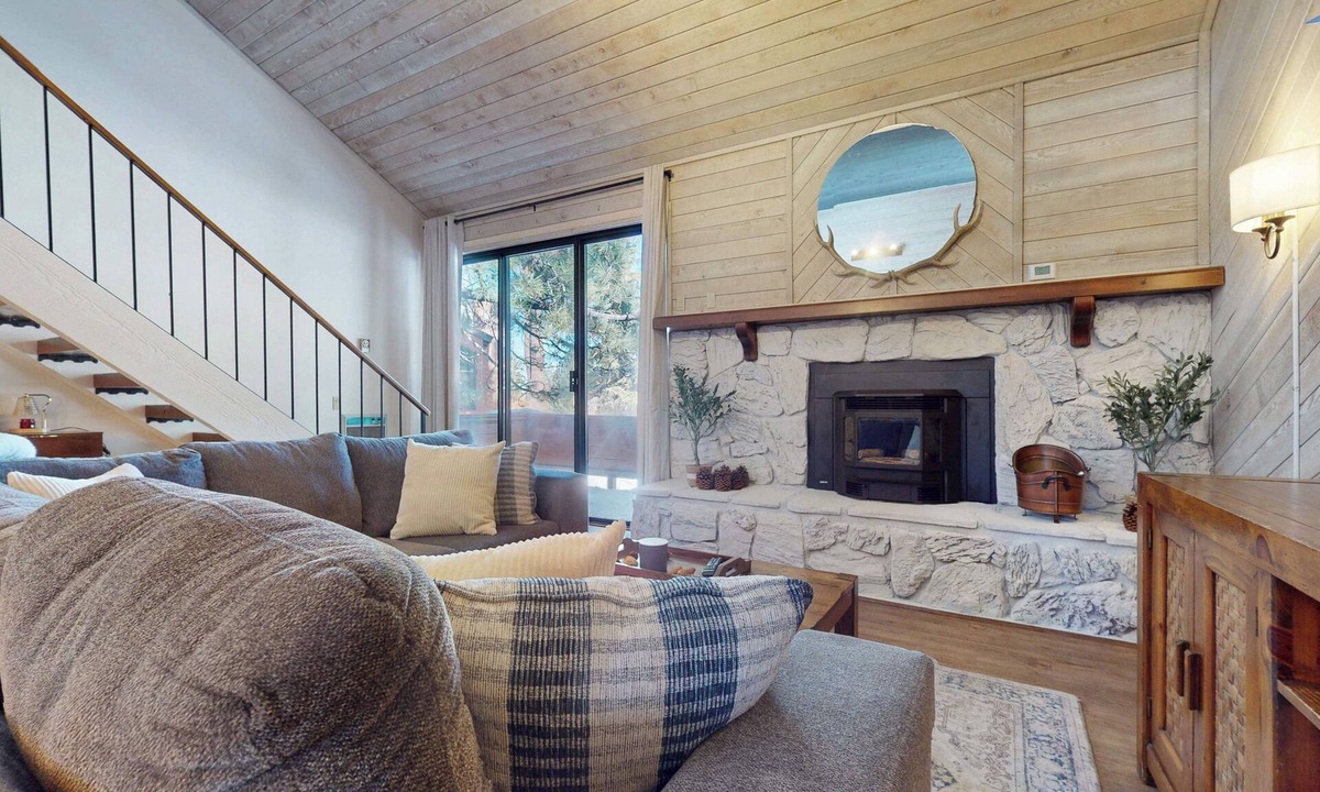 Mammoth Lakes Condo | Remodeled, Spacious, Laundry. Near Golf Course, Pool & Hot Tub On-site