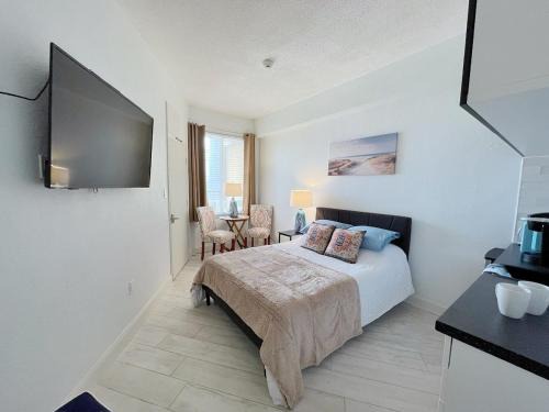Daytona Beach Shores Apartment | Renovated Beach Front Studio - Hawaiian Inn Resort